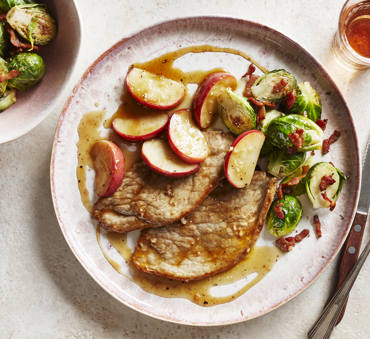Escalopes de porc, sauce aux pommes et choux de bruxelles au bacon Le