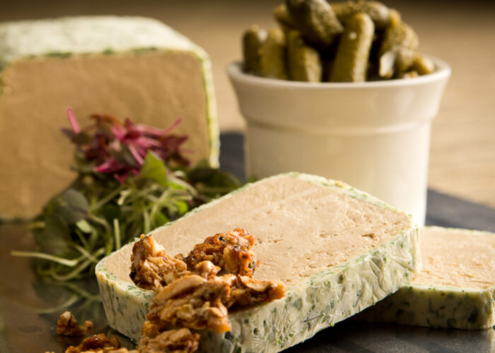 Terrine de foie de porc au vieux porto et son craquant de noix - Le porc du  Québec