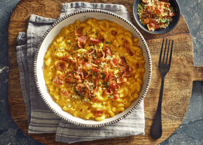 Macaroni au fromage & garniture de bacon et d'oignons - Trois fois