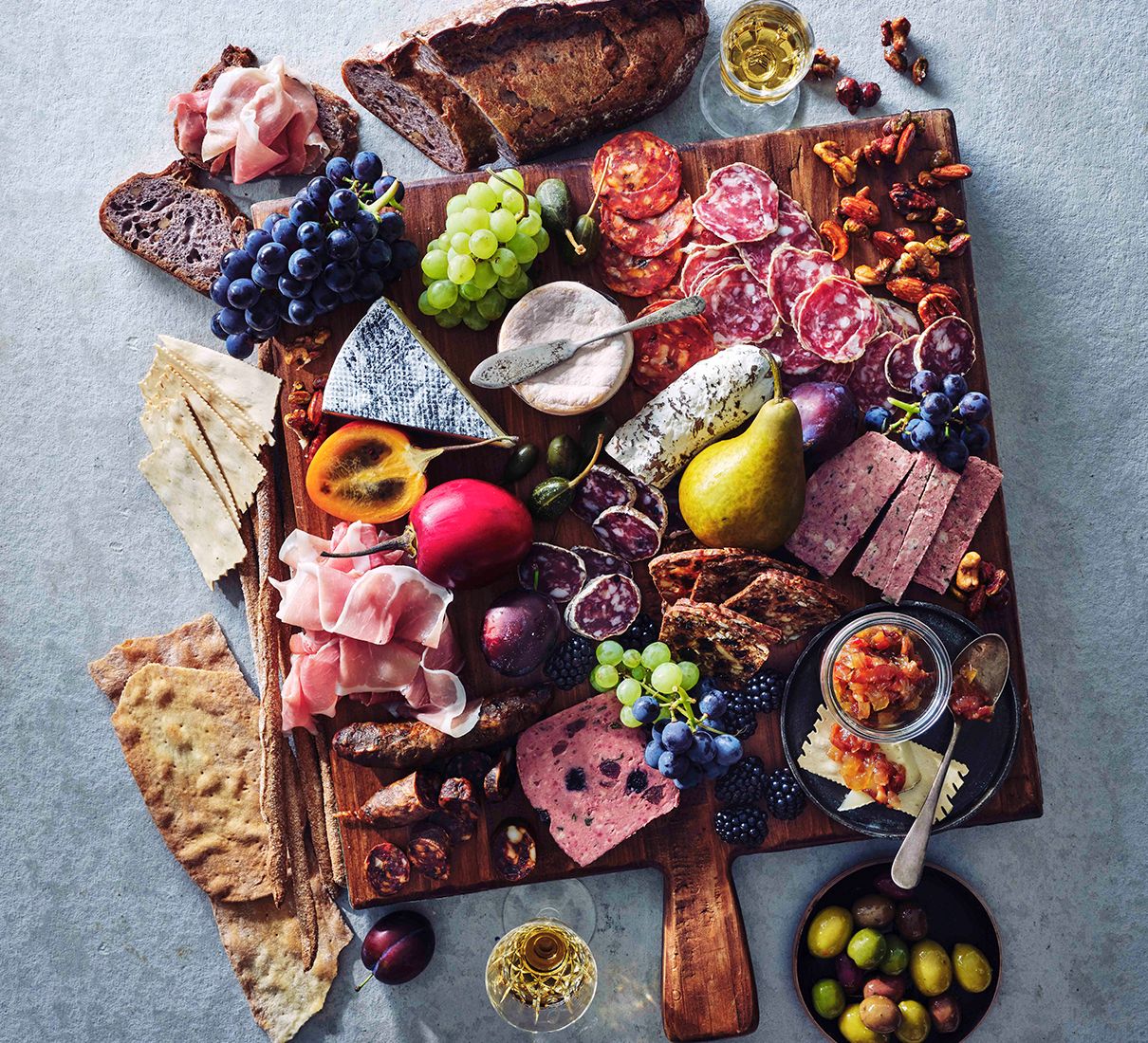 Plateau de charcuteries et fromage, oignon confit au bacon et noix